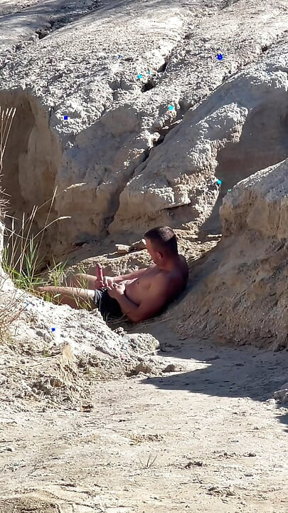 Chico caliente pillado masturbándose y yo le enseño las tetas