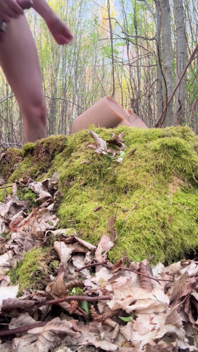 Pierdută în pădure... Îmi fut masturbarea pentru a rămâne în viață.
