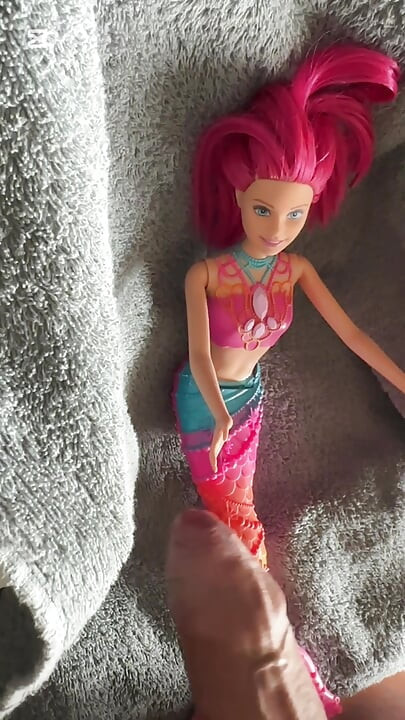Svršavanje na Barbie Sirena lutku
