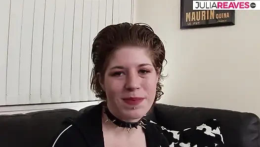 Sarışın kız amcığını yalatıyor ve sonra sert sikişiyor ve boşalıyor