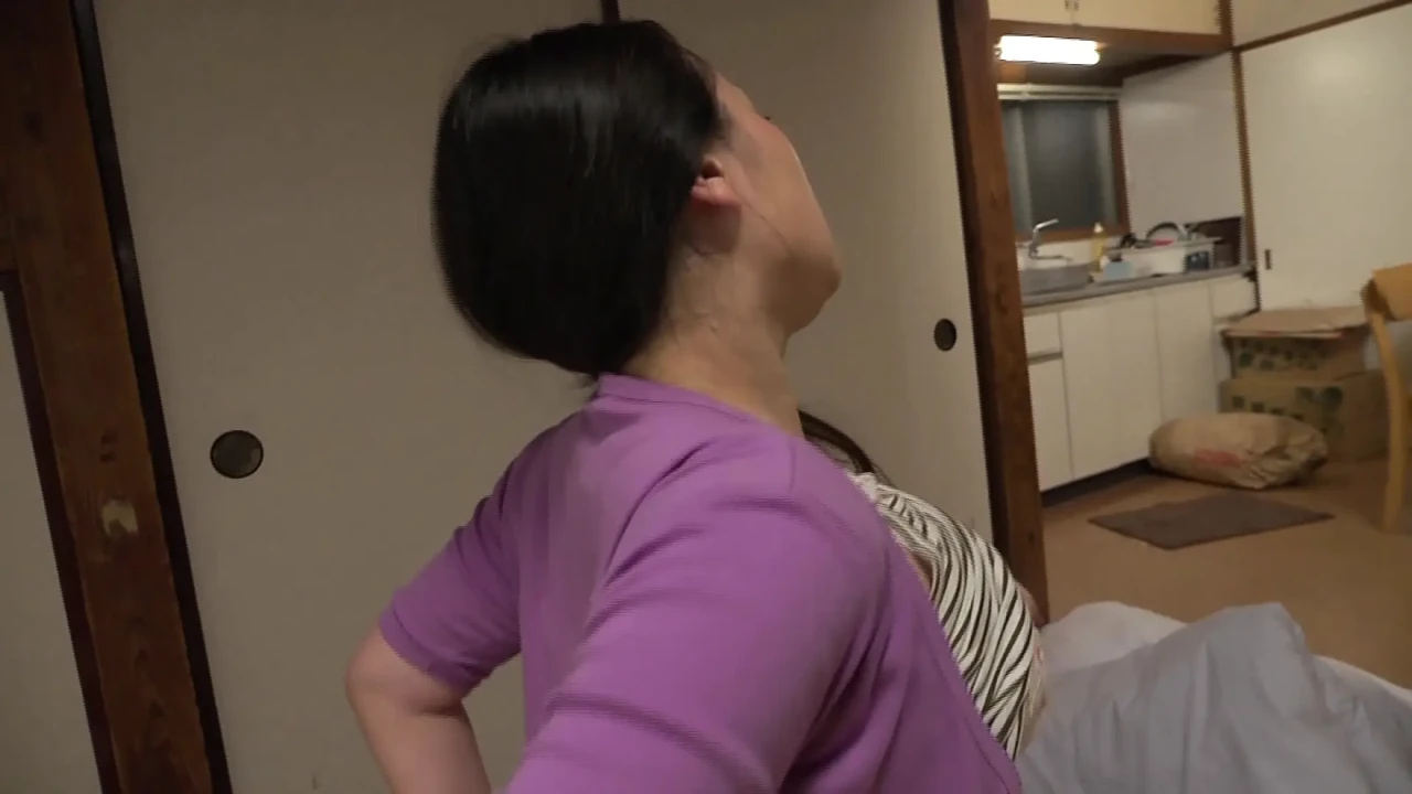 A180F12 My mother, whose hips are exposed, gets erect and goes berserk with my mother hurting her back, and my instinctively indulgent pleasure in a forbidden, lewd sex with my mother in a state of pleasure!