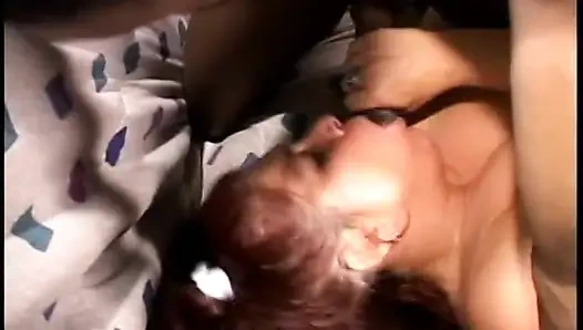 Büyük götlü kızıl saçlı orta yaşlı seksi kadın 4 azgın adam tarafından grup sekse bayılıyor