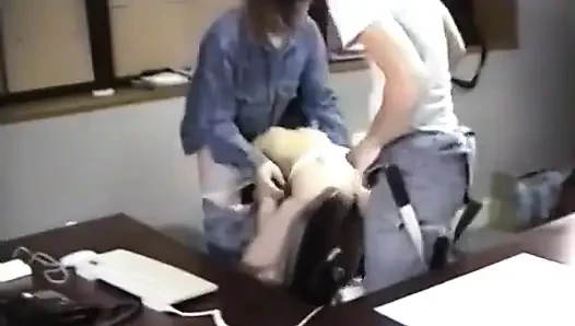 Это компьютерный класс, который превращается в трио.