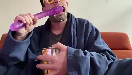 Dildo ile gırtlağına kadar alıyor