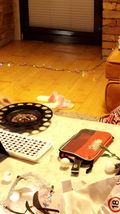 สองสาวหนึ่งหนุ่มชักว่าวปาร์ตี้ท้าทายคริสต์มาสพร้อมของขวัญและหมุนรูเล็ต | คลิป 1