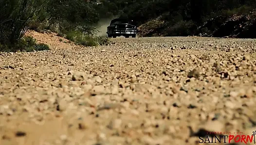 Monique Alexander klasik kaslı arabada amcığını siktiriyor