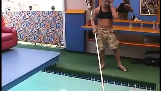 Alisandra monroe si cewek nakal rambut gelap diajak bersih-bersih kolam renang untuk ngentot memeknya pakai melon besar