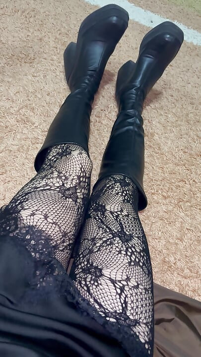 Picioare lungi în ciorapi negri - cizme snd