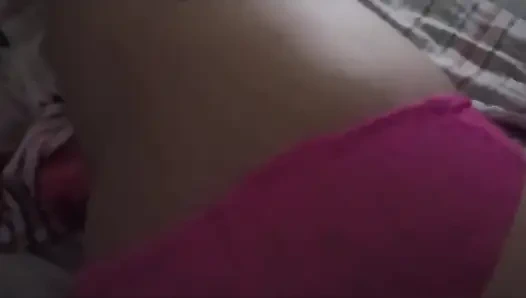 Ich nehme meine stiefschwester auf, ohne dass sie es merken, und ich streichelt sie und lege meine hand auf sie