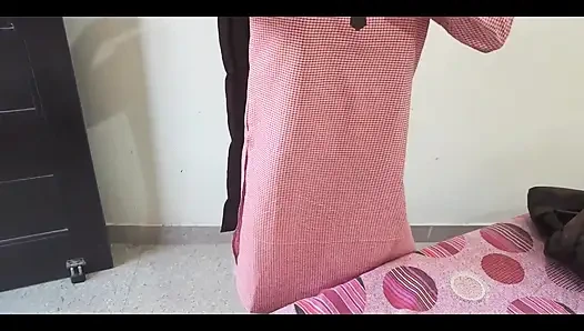 Ateşli Hintli desi öğrenci domaltarak coching odasında öğretmenle acı verici sikişiyor ve Hintçe sesli konuşuyor