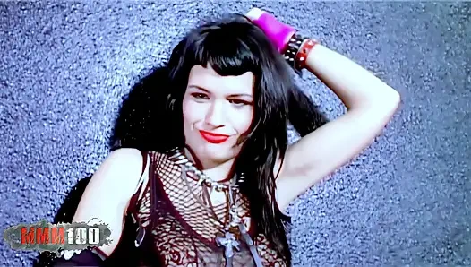 Nina Roberts: Сексуальная порнозвезда делает стриптиз на садо