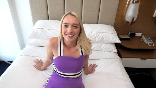 Blondes blauäugiges Teenie spielt in ihrem ersten Porno