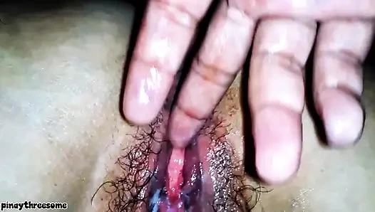 Suami merekam ketika memek istri muncrat. Threesome memek basah