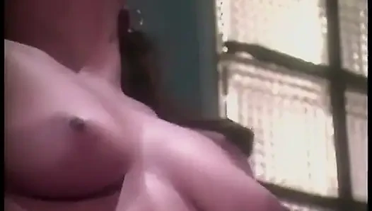 Cewek sange ini dientot gaya doggy sambil masukin lidahnya ke dalam memek bebasknya