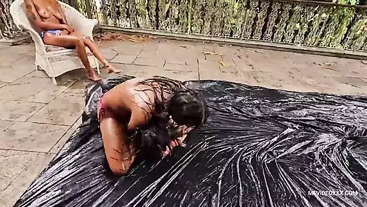 Üç tatlı kızın süper yağ kavgası