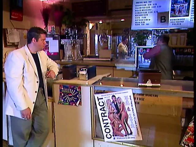 Shanna McCullough i Palace of Sin (1999)