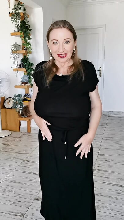 Heiße vollbusige MILf neckt in schwarzen strümpfen und High Heels Schuhen und macht blowjob