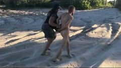 Mujer policía hace que el hombre se desnude en una playa pública - enm cfnm