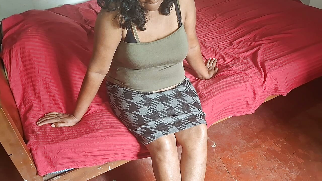 Üvey anne seksi kıyafetler deniyor, mükemmel vücudunu baştan çıkarıyor MILF