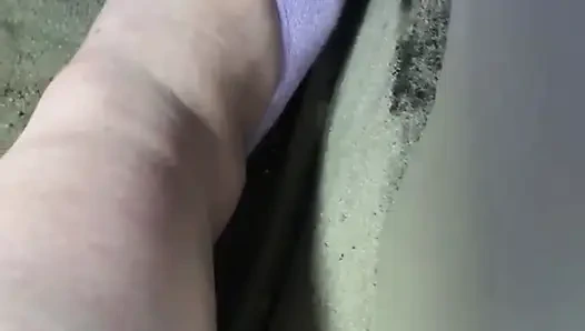 Pedal memompa dengan kaus kaki ungu