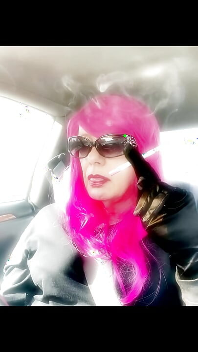 Mrs. Roman TG rózsaszín hajjal és bőrkesztyűben dohányzik VS120s Mentolos vezetés CD érett ladyboy dohányzó magzat
