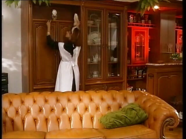 Sex în secret: șoferul fute fundul servitoarei sexy