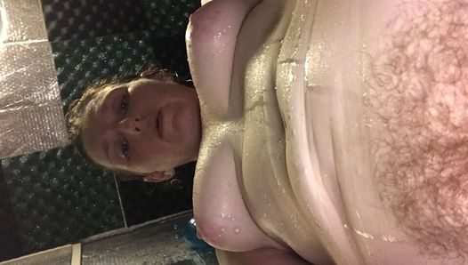 Stiefmutter spielt mit ihrem sexy squishy kleinen Bauch, während sie in der Badewanne super verschwitzt ist