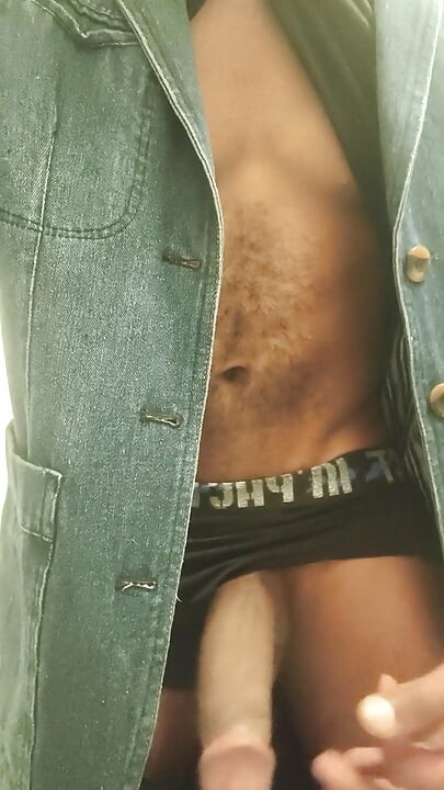 大きな黒い子を吸っている