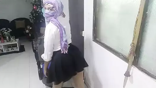 Настоящая горячая арабская милфа в школьном наряде мастурбирует и сквиртует до оргазма в Никабе, пока ее мужа нету дома
