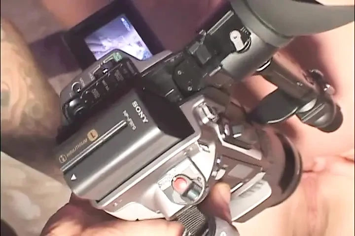 请给我更多! - 大奶子金发女郎在3p中被狠操