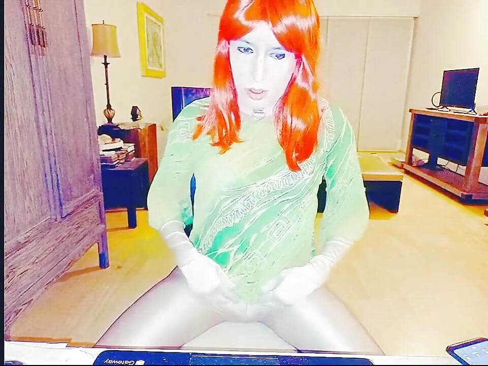 Tammysissy mastürbasyon yapıyor ve idrarıyla oynuyor
