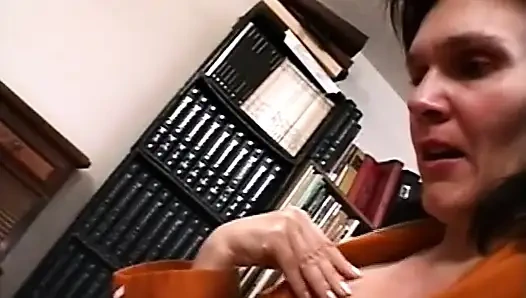 Gadis remaja hot lagi asik ngentot sama wanita dewasa - 2 adegan dalam 1