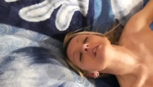 Agnes tek başına kendini tatmin ediyor