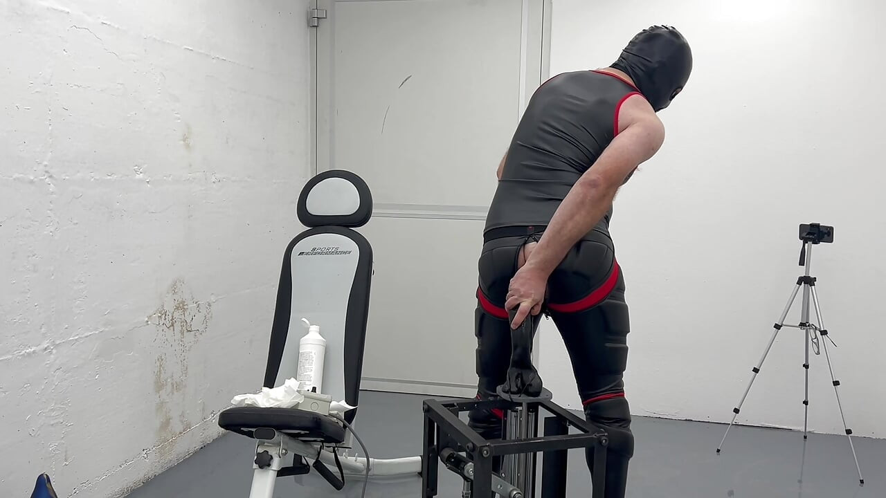 マスクド・ギンプ 48cm ミスター・エド ディルド アナルファッキングマシン 巨大 8.9cm プラグ&ポスト 試み