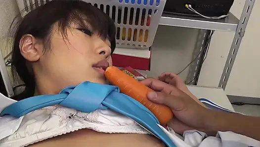 Сцена с японскими продавщицами-1_Beautiful японка Mayuka Momota трахается на складе магазина