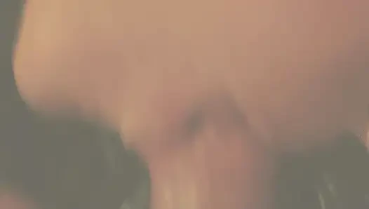 Menyapu di tempat tidur hitam dengan dildo, butt plug, kerah jalang, cuf kulit, bercinta dan menelan air mani.