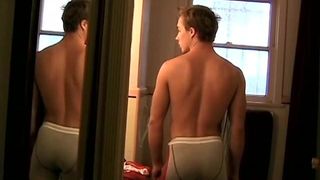 Le cul sexy de Kelly Cooper taquine et s&#39;exhibe pour vous les gars