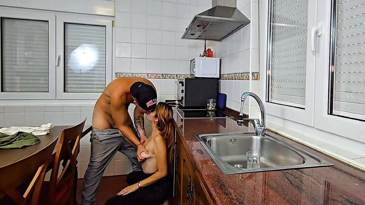 Неверна съпруга чука любовника си!
