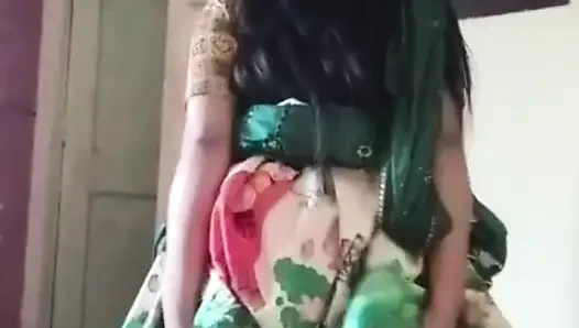 Saree mai kesi lag rahi hu sab log comment karke batana