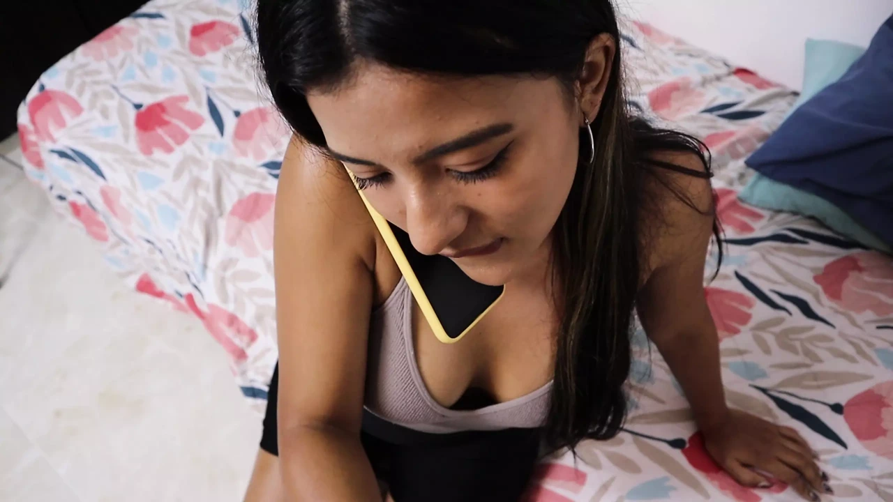 我打伤了我的手，所以我的继妹帮我撒尿和自慰