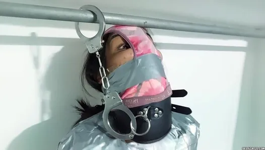 Une maman à capuche en culotte enfermée dans le grenier - selfgags