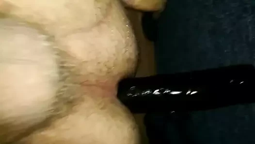 Genç çocuk büyük siyah yapay penis alarak