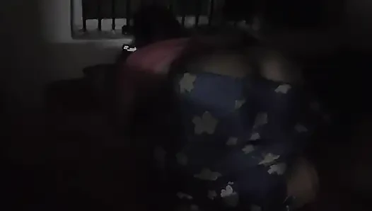 Hintli genç kızın büyük götü hintli oğlanla sikişiyor