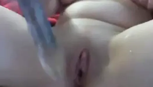 Chubby white girl squirting