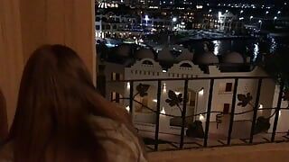 Scopata pubblica di una troia teen sul balcone dell'hotel