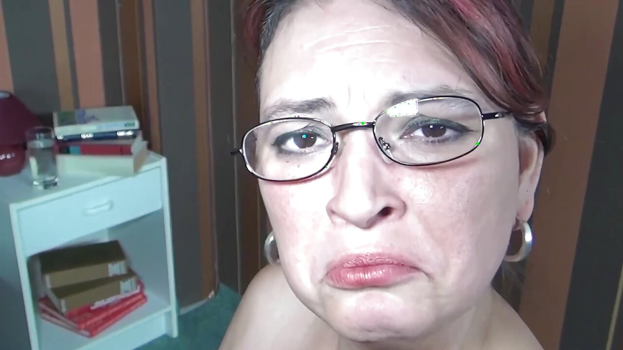 Azgın orta yaşlı seksi kadınlarla olgun üçlü seks yalıyor ve yarak okşuyor