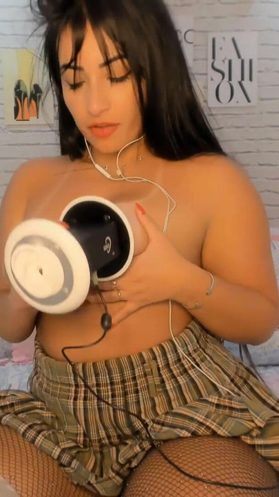 Snažan trenutak iz "Porn ASMR INTENZIVAN Seksi Latina lizanje ušiju ZVUKOVI SISA I MOKRE PIČKE"