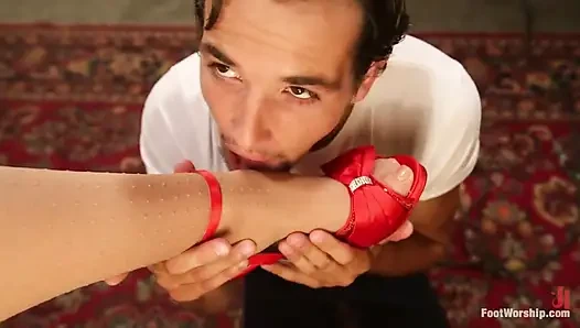 Terli ayaklı orta yaşlı seksi kadın!