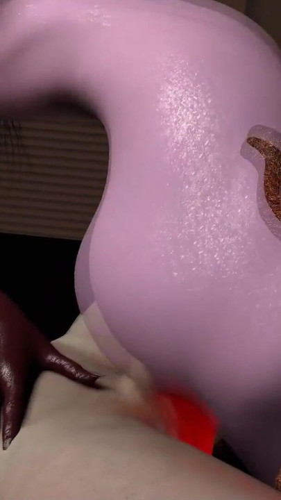 Démonská dívka jezdí na péru na gauči | Klipy 1