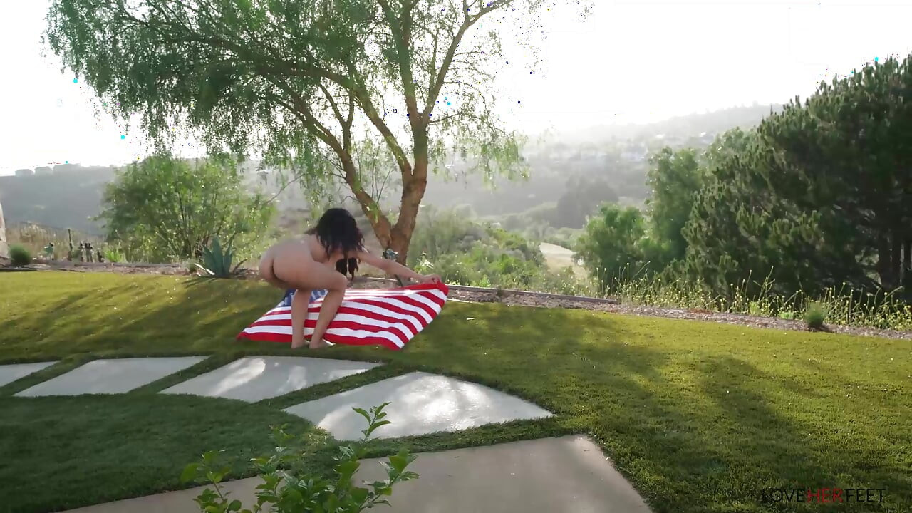 Erotic Outdoor Toe Sucking With Curvy Latina Chloe Amour